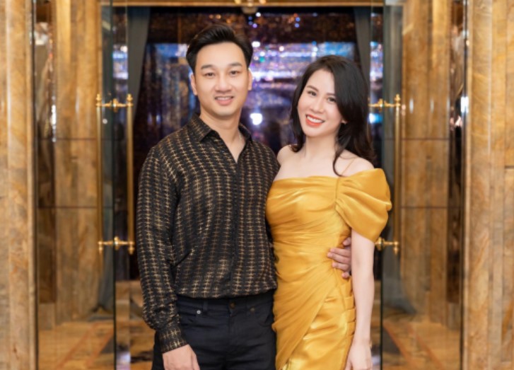 Tiếp viên hàng không nghỉ việc lấy chồng MC, giờ ở biệt thự hàng chục tỷ: Hai vợ chồng dạy con miễn chê