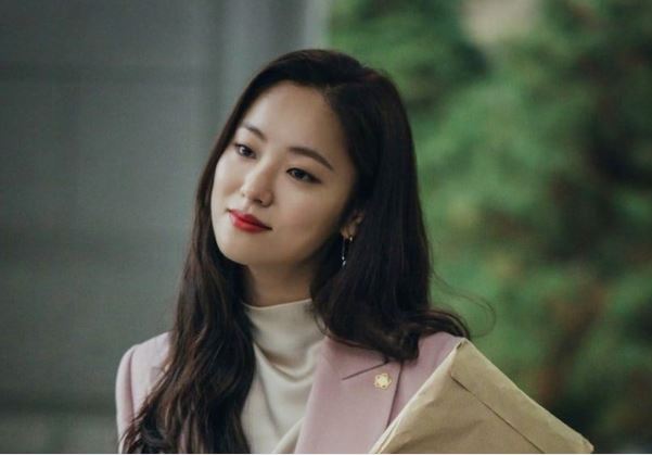 Ngày nào lên công ty cũng nhận được hoa và quà, tôi vỡ mộng khi gặp người giấu mặt trong khách sạn