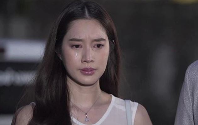 Nửa đêm con khóc ngằn ngặt không chịu ngủ, tôi ôm ra ban công dỗ thì nghe được bí mật động trời