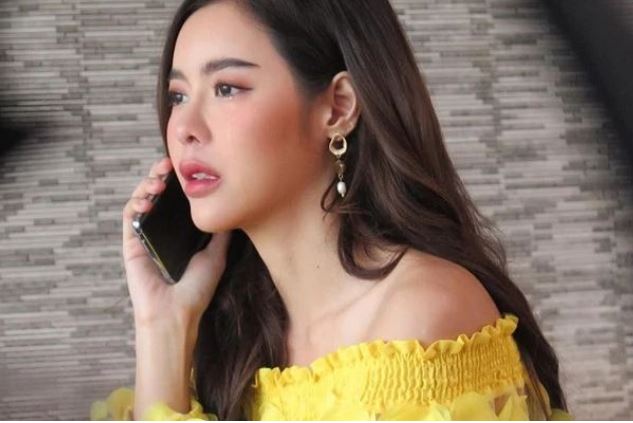 Th&#x1EA5;y con g&#xE1;i b&#x1ECB; ch&#x1ED3;ng v&#xE0; m&#x1EB9; ch&#x1ED3;ng khinh r&#x1EBB; l&#x1EC5; c&#x1B0;&#x1EDB;i, ng&#x1B0;&#x1EDD;i m&#x1EB9; ngh&#xE8;o lao t&#x1EDB;i k&#xE9;o tay: &#x27;V&#x1EC1; nh&#xE0; &#x111;i con&quot;