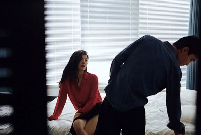 Trước ngày ra tòa ly hôn, tôi đang đau khổ khóc ướt gối thì chồng ôm ghì từ sau lưng, thì thầm vào tai một câu khiến tôi nức nở