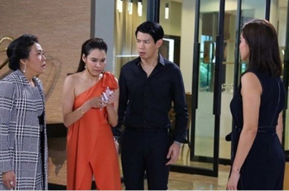 Vừa đẻ xong không thấy chồng đâu, chỉ thấy tin nhắn gửi nhầm từ anh khiến người vợ khóc không ra nước mắt