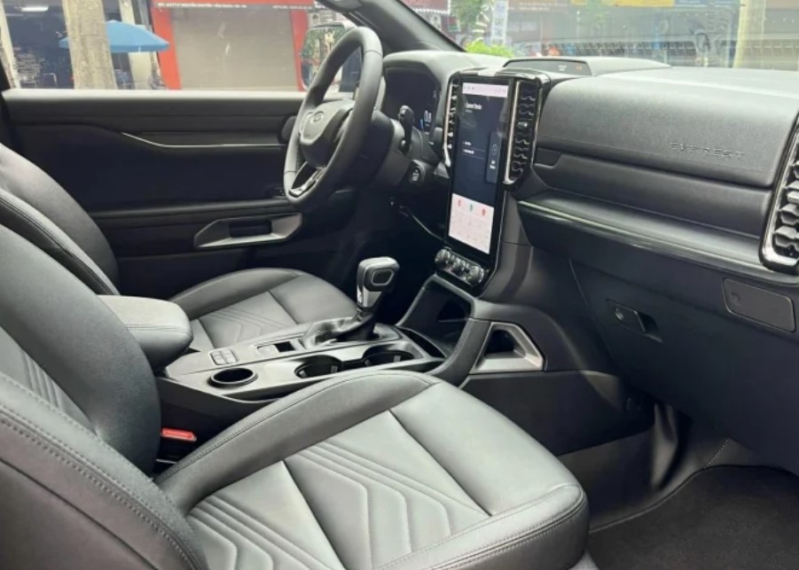 Ford Everest 2024 ‘siêu lướt’ lên sàn xe cũ với giá khó tin