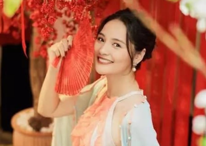 Hoa hậu đẹp nhất châu Á: Từ bỏ hào quang lấy chồng không phải đại gia, tuổi 37 nhan sắc gây bất ngờ