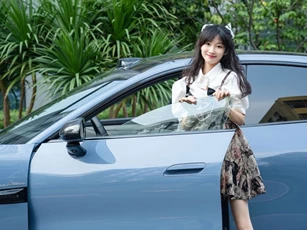 Dàn hot girl Trung Quốc khoe sắc bên xe hơi