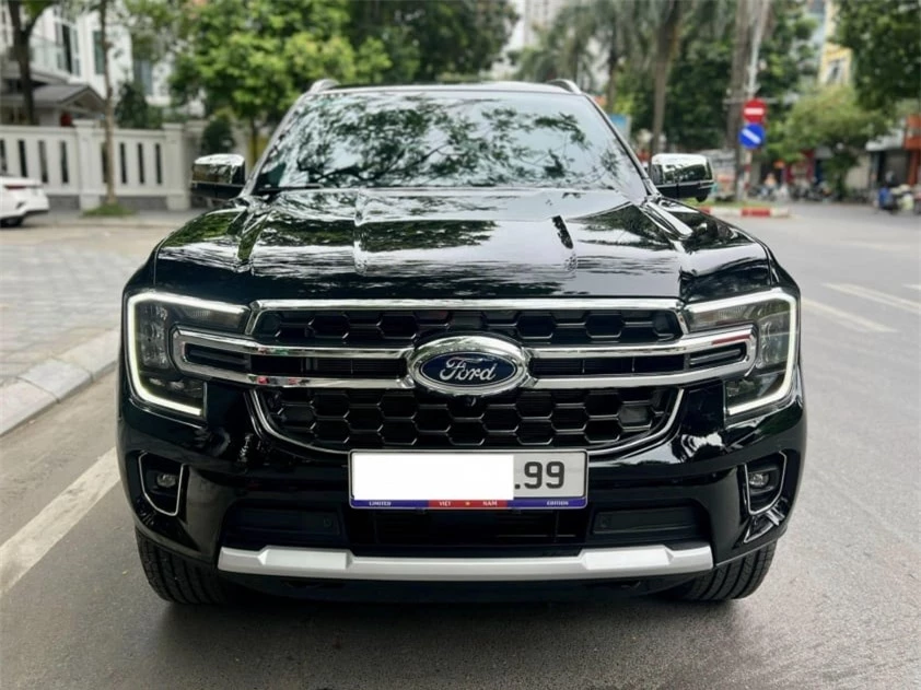 Ford Everest 2024 chạy ‘siêu lướt’ lên sàn xe cũ với giá khó tin 496793