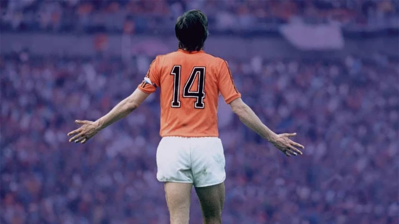 Để được khoác áo ĐT Hà Lan, Cruyff phải đợi đến năm 19 tuổi