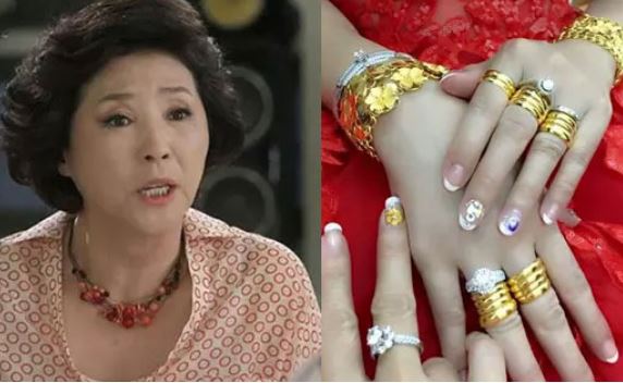 Sau lễ cưới, mẹ chồng kéo tôi vào phòng 'lột sạch' hết số vàng đeo trên người, rồi tiết lộ bí mật khiến tôi đầu óc rối bời