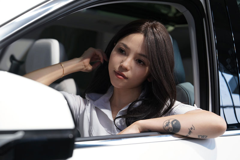 Hot girl khoe nhan sắc vạn người mê bên xe hơi