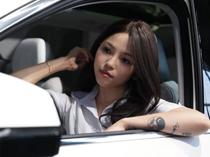 Hot girl khoe nhan sắc vạn người mê bên xe hơi