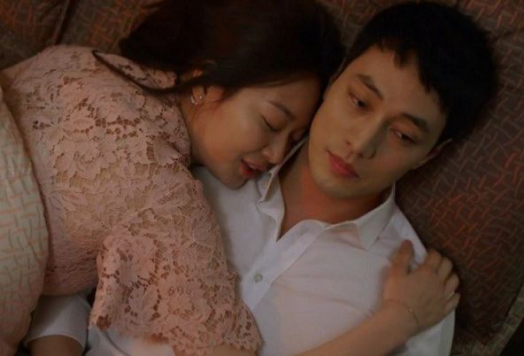 Dẫn bạn gái yêu 10 năm về nhà, em sững người nói nhỏ khiến tôi ám ảnh không ngừng