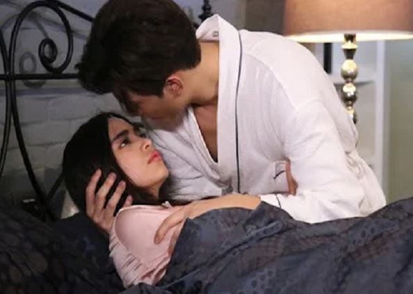 Nấu cháo cho vợ ăn nhưng lại quên bỏ muối, tôi chạy vội lên phòng để nêm lại cho em thì chết sững khi nghe bí mật động trời