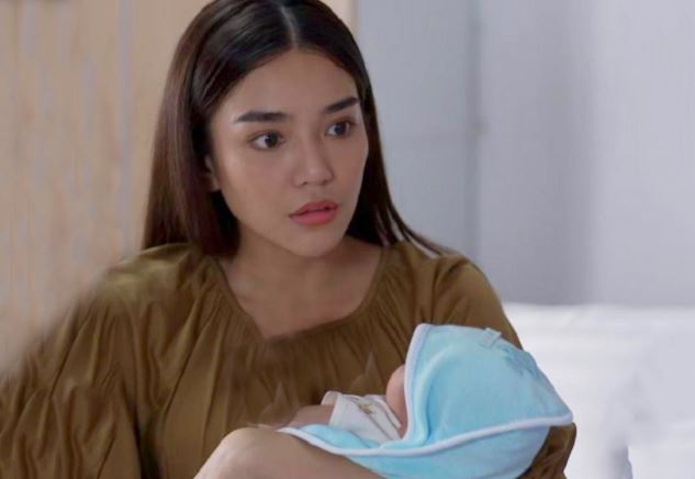 Thấy vợ bế con của nhân tình, cô ấy vỗ về đứa trẻ đang khát sữa mẹ, nói một lời khiến tôi trào nước mắt tội lỗi