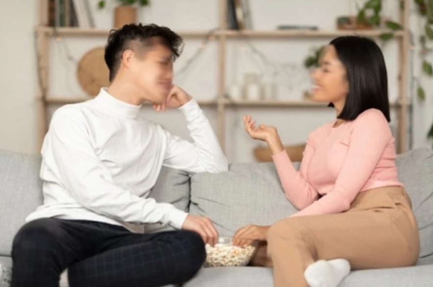 Cưa cẩm bạn gái suốt 2 năm không đổ, tôi vô tình để lộ tiền lương trong tài khoản thì cô ấy chủ động ngỏ lời cầu hôn