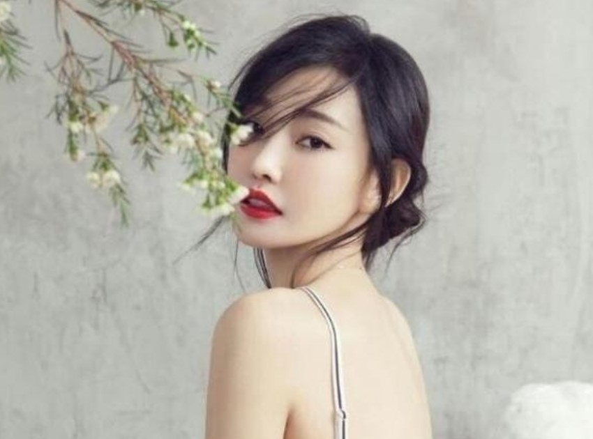 Cô được Vương Tinh phát hiện khi còn là sinh viên năm thứ 2 đại học, đóng 3 bộ phim thu về hơn 90 nghìn tỷ, được mệnh danh 'Tinh nữ lang đẹp nhất'