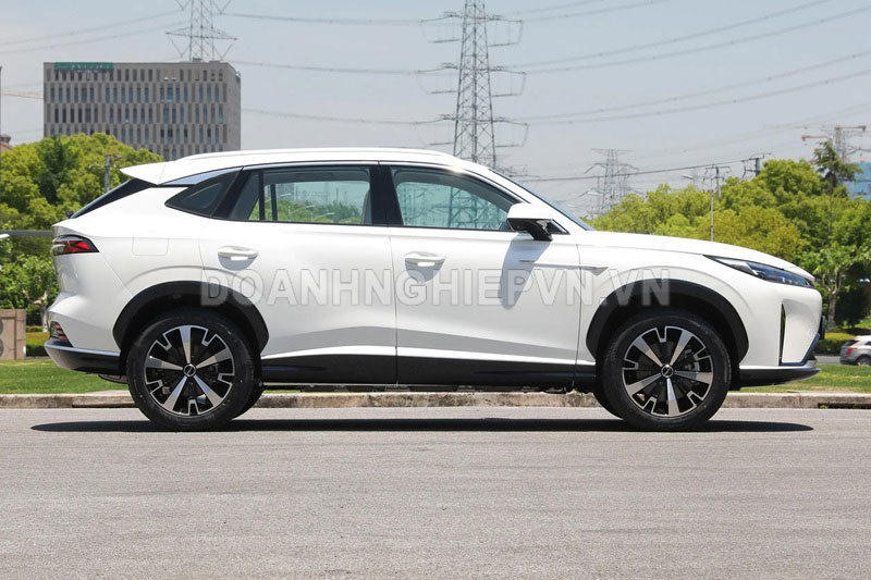 SUV ‘uống xăng như ngửi’, thiết kế bền bỉ, giá gần 390 triệu đồng, cạnh tranh Mazda CX-5