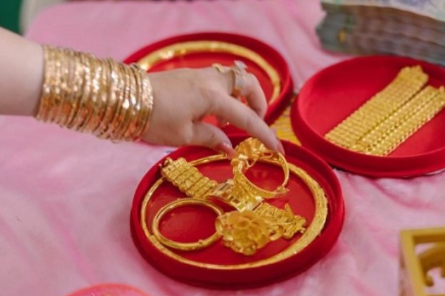 Mang 20 cây vàng nhà chồng tặng ngày cưới đi bán mới phát hiện hóa ra toàn đồ giả