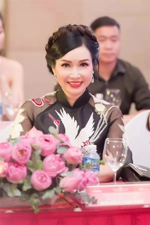 -hoa-hau-thap-nhat-viet-nam-khong-vao-showbiz-cuoc-song-kin-tieng9-ngoisaovn-w600-h901 0