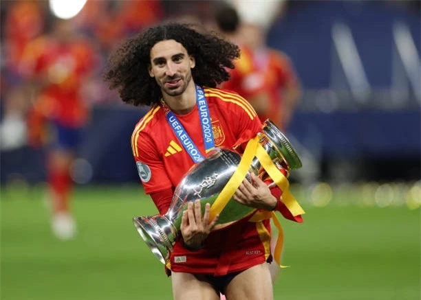 Màn ăn mừng hài hước của Marc Cucurella trong lễ đăng quang tại Olympiastadion. Không khí lễ hội đã được tạo ra trong niềm phấn khích tột độ của các cầu thủ Tây Ban Nha