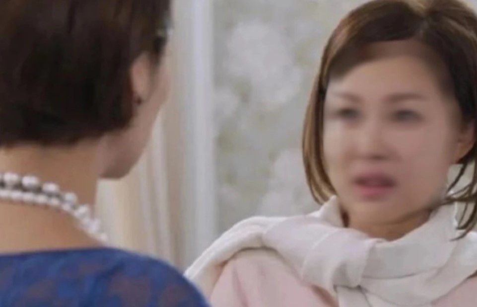 Tăng ca về muộn, vừa bước vào nhà, tôi giật mình khi thấy tấm di ảnh và mâm cơm cúng đặt trong phòng khách