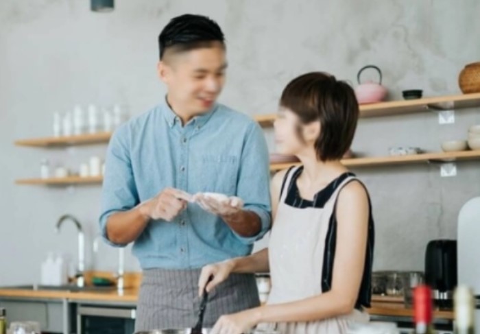 Thấy cô gia sư gội đầu cho con gái, tôi quyết tâm "cưa đổ" cô ấy thì người vợ bỏ đi biệt tích bất ngờ trở về