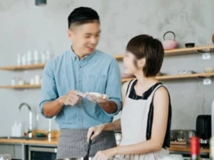 Thấy cô gia sư gội đầu cho con gái, tôi quyết tâm "cưa đổ" cô ấy thì người vợ bỏ đi biệt tích bất ngờ trở về
