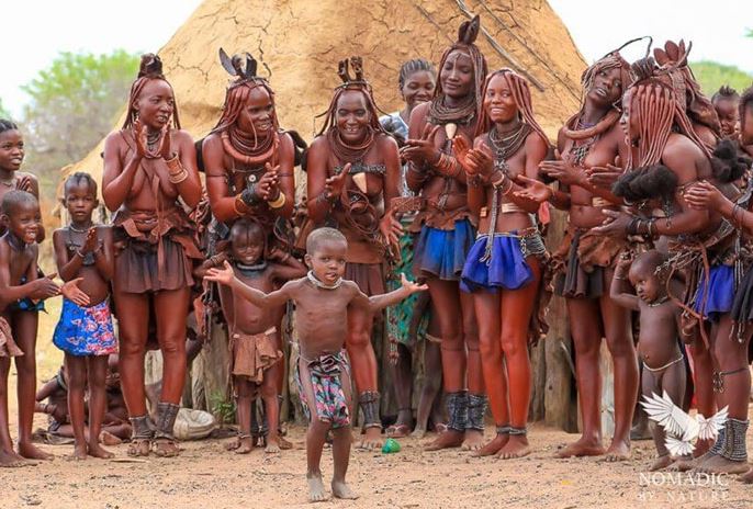 Kỳ lạ bộ lạc không chịu mặc quần áo mà chỉ bôi bùn lên người để che đậy, đàn ông ít người thọ quá 15 tuổi