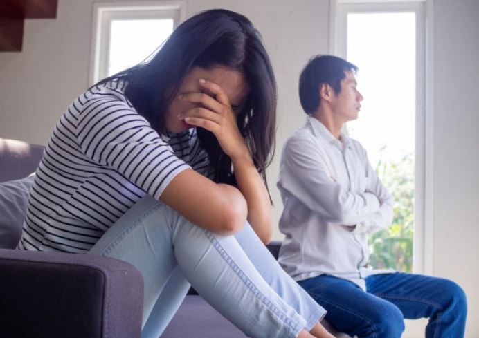 Quá bức xúc với cách hành xử của con rể trong đêm khuya, mẹ tôi hất thẳng cốc nước lạnh vào mặt làm anh quýnh quáng bật dậy