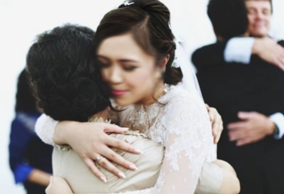 Ngày con gái lấy chồng, tôi cho mảnh đất làm của hồi môn nhưng con lại quay ra ôm và cảm ơn em gái của tôi