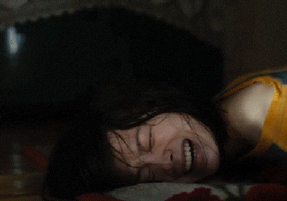 Vừa đụng đũa chị đã lăn đùng ra ôm bụng kêu đau, mẹ giục đến bệnh viện nhưng anh trai một mực không cho người yêu đi kiểm tra