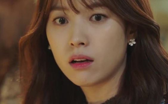 Bất ngờ đến nhà bạn trai chơi, cô gái chết sững trước hành động "kỳ lạ" của người yêu và vợ cũ