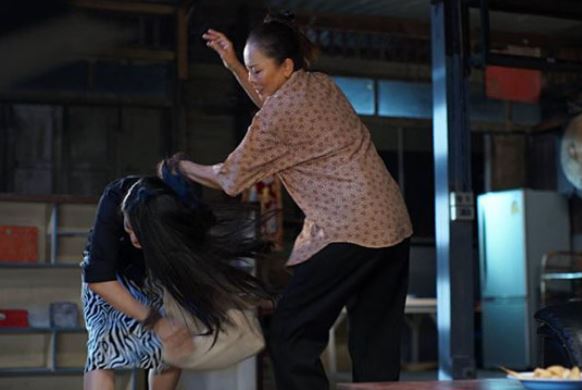 Bị chồng đuổi khỏi nhà trong cảnh tay trắng, người vợ bình thản rời đi và để lại một món đồ khiến cả gia đình chồng phải khẩn thiết mời cô quay lại