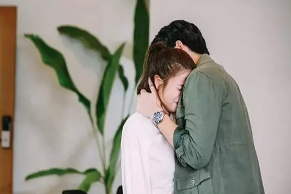 Đêm khuya tĩnh lặng, tôi bước xuống phòng tắm và bắt gặp hình ảnh chồng mình đang ngồi giặt quần áo