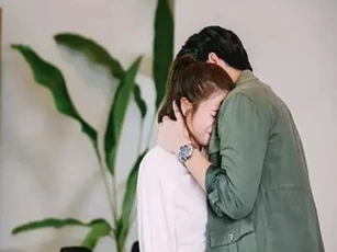 Đêm khuya tĩnh lặng, tôi bước xuống phòng tắm và bắt gặp hình ảnh chồng mình đang ngồi giặt quần áo
