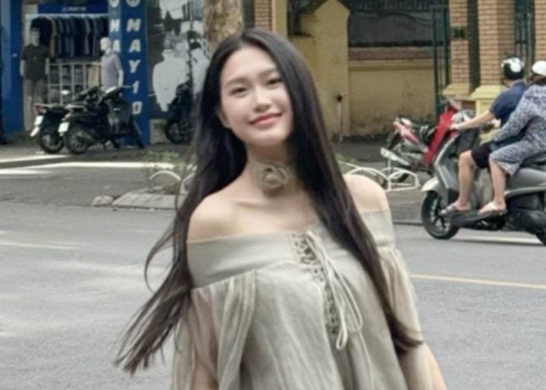 Doãn Hải My cực xinh trên phố, nhan sắc "như chưa hề có cuộc sinh nở nào", cùng con trai đón Đoàn Văn Hậu về nhà sau buổi tập