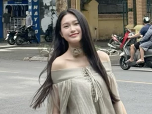 Doãn Hải My cực xinh trên phố, nhan sắc "như chưa hề có cuộc sinh nở nào", cùng con trai đón Đoàn Văn Hậu về nhà sau buổi tập