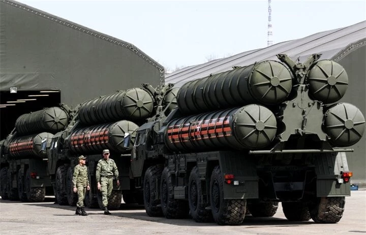 Các bệ phóng di động thuộc hệ thống tên lửa S-400. (Ảnh: TASS)