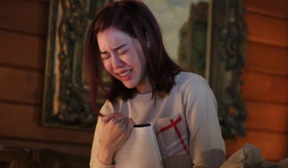 Đêm khuya bỗng nghe tiếng khóc vang ra từ nhà anh trai, vợ chồng tôi chạy tới xem và sững sờ với khung cảnh trước mắt