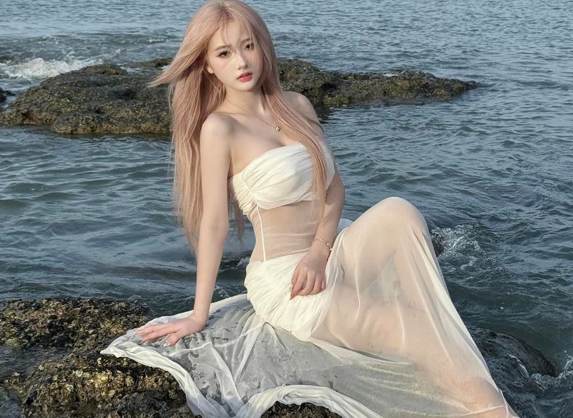 Ngắm 'gương mặt học sinh, thân hình phụ huynh' của hot girl Hà Nội có 3,7 triệu fan