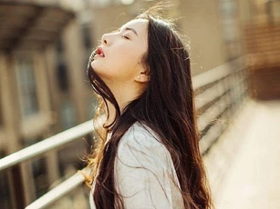 Chồng đã sống bạc bẽo thì đàn bà phải tự giải thoát cho mình