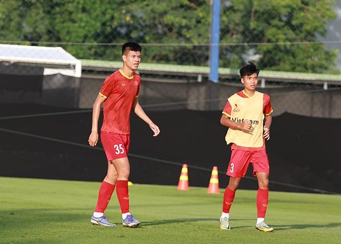 'Người khổng lồ' U19 Việt Nam nhận quà đặc biệt