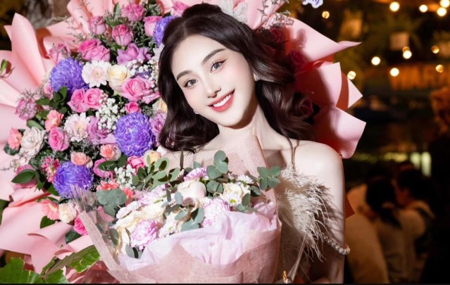 Lâm Khánh Chi diện đầm cúp ngực khoe trọn vòng 1 căng đầy ở tuổi 46, tiết lộ lý do bạn trai kém 17 tuổi vắng mặt