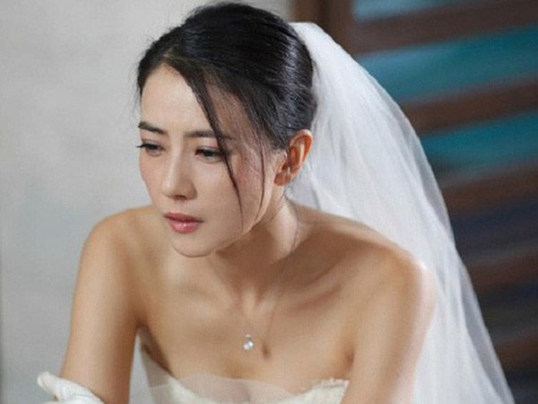 Ròng rã 15 năm nuôi con gái riêng của chồng, vậy mà ngày cưới con bé lại kéo tay mẹ đẻ làm điều này khiến cả hôn trường kinh ngạc