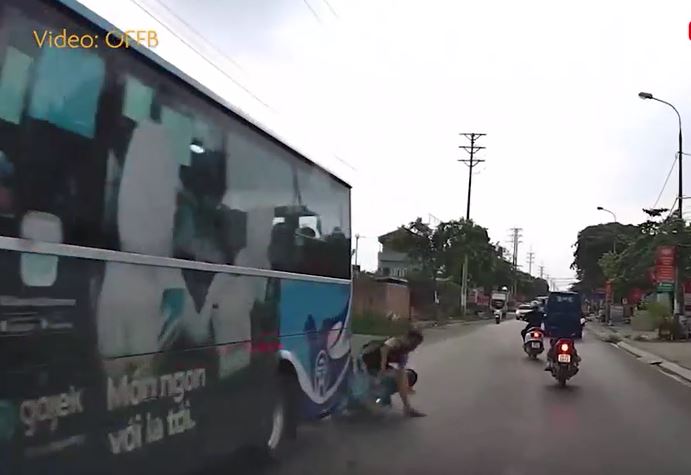 Clip: Thanh niên lái xe máy phóng như bay, lao thẳng vào gầm xe buýt