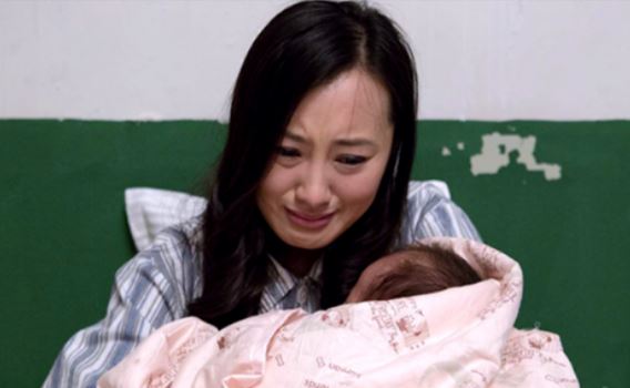 Thấy mặt con trai vừa chào đời, chồng giận tím mặt bỏ đi còn mẹ chồng gọi ngay cho luật sư để làm một việc bất ngờ