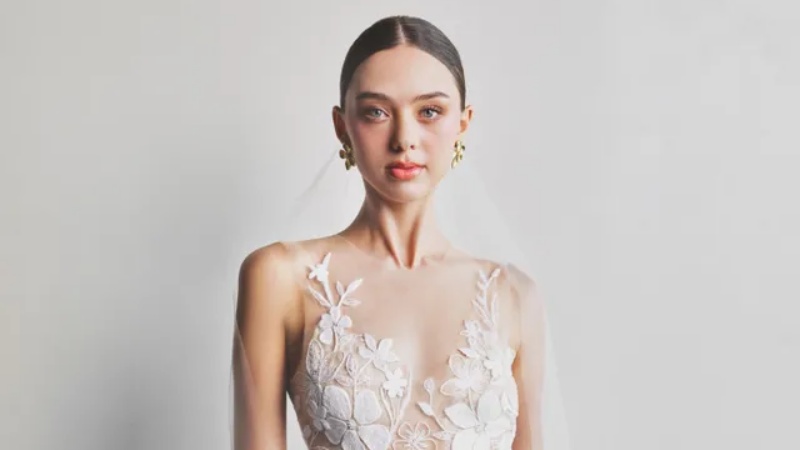 Vợ Bùi Tiến Dũng diện áo cưới của Lê Thanh Hòa