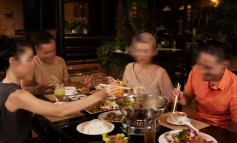 2 năm trước, cứ thấy con dâu là mẹ tôi lườm nguýt, giờ thứ 7 chị chưa về, bà đã cuống cả lên, gọi điện năn nỉ rối rít