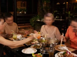 2 năm trước, cứ thấy con dâu là mẹ tôi lườm nguýt, giờ thứ 7 chị chưa về, bà đã cuống cả lên, gọi điện năn nỉ rối rít