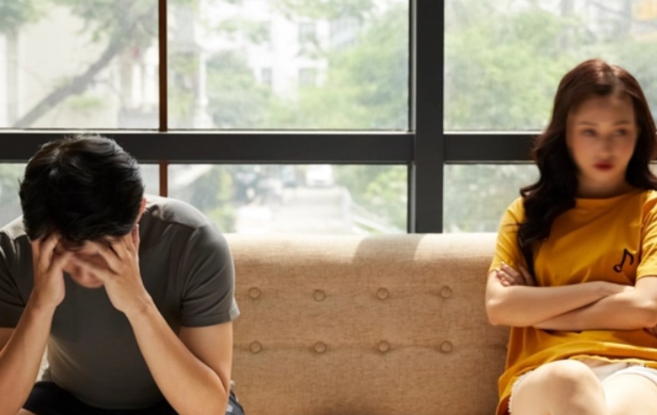 Ch&#x1ED3;ng ch&#xEA; v&#x1EE3; gh&#xEA; g&#x1EDB;m nh&#x1B0;ng v&#x1EAB;n c&#x1ED1; s&#x1ED1;ng c&#xF9;ng, &#x111;&#x1EBF;n khi &#x111;i&#x1EC1;u tra ra nguy&#xEA;n nh&#xE2;n, t&#xF4;i ng&#x1EAD;m cay nu&#x1ED1;t &#x111;&#x1EAF;ng d&#x1EE9;t kho&#xE1;t ly h&#xF4;n