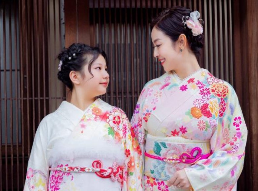 Hoa hậu Jennifer Phạm xinh như thiếu nữ đôi mươi, nhìn sang con gái mới bất ngờ